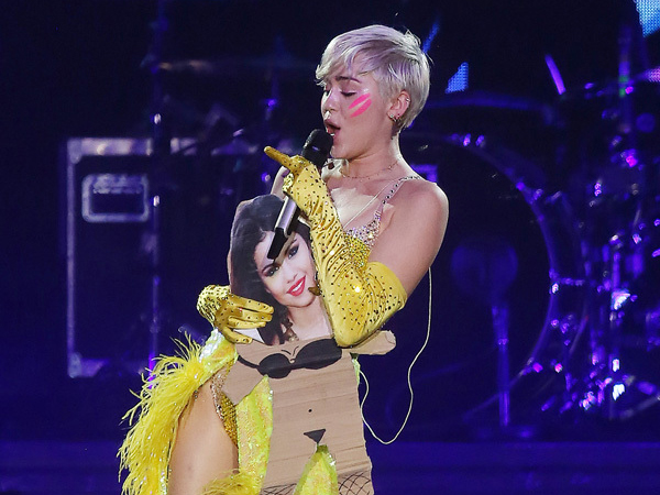 Duh, Miley Cyrus Hina Selena Gomez di Konsernya?